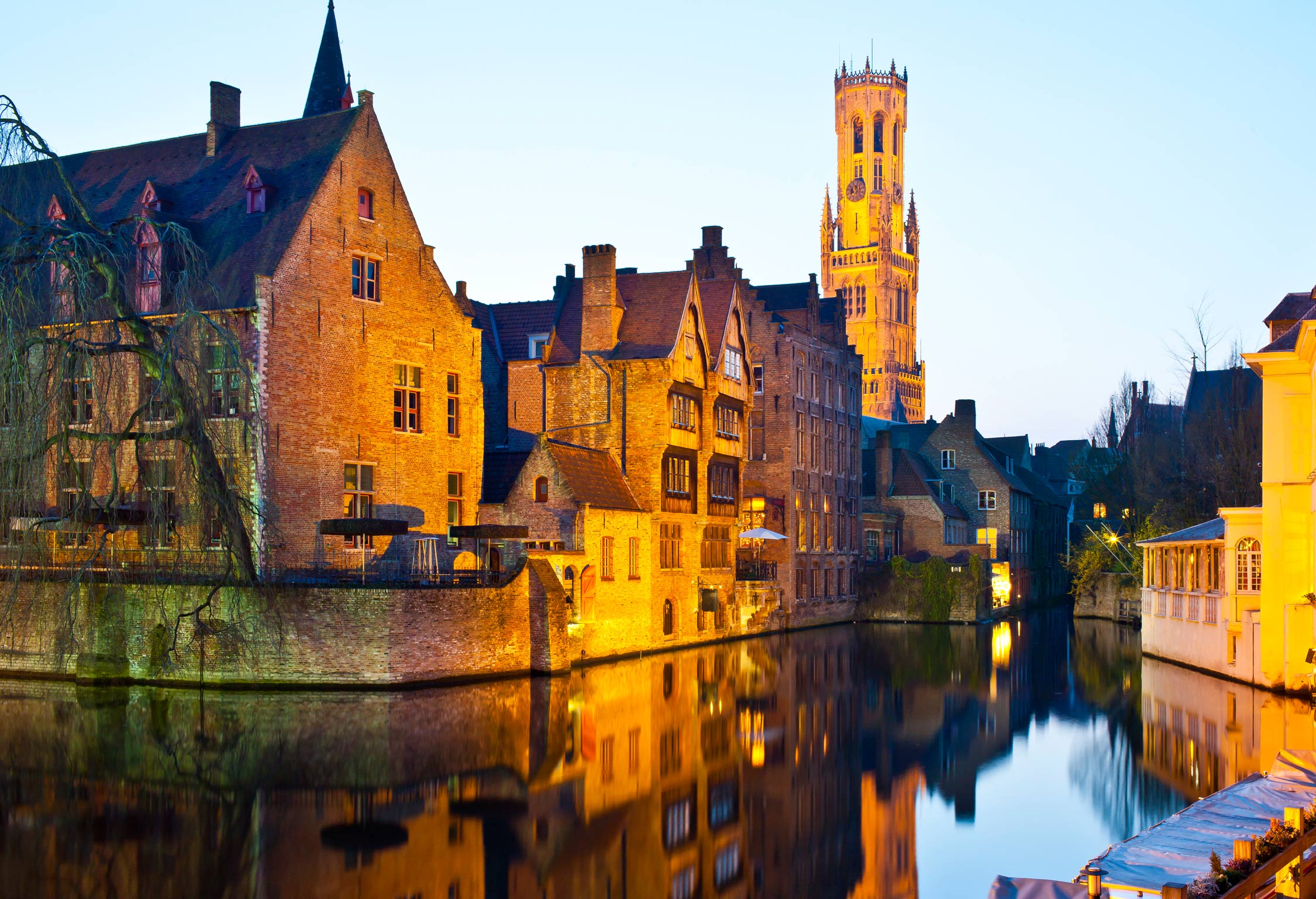 Brujas (Bruges) es una de las más bellas ciudades medievales del mundo, y con este crucero tendrá la oportunidad de visitarla escoltado por expertos guías. CRUCEROS BELGICA Y HOLANDA CRUCEROS BRUJAS CRUCEROS FLUVIALES BELGICA Y HOLANDA CRUCEROS MOSA Y ESCALDA CRUCEROS CANALES DE HOLANDA CRUCEROS FLUVIALES PAISES BAJOS CRUCEROS POR RIO